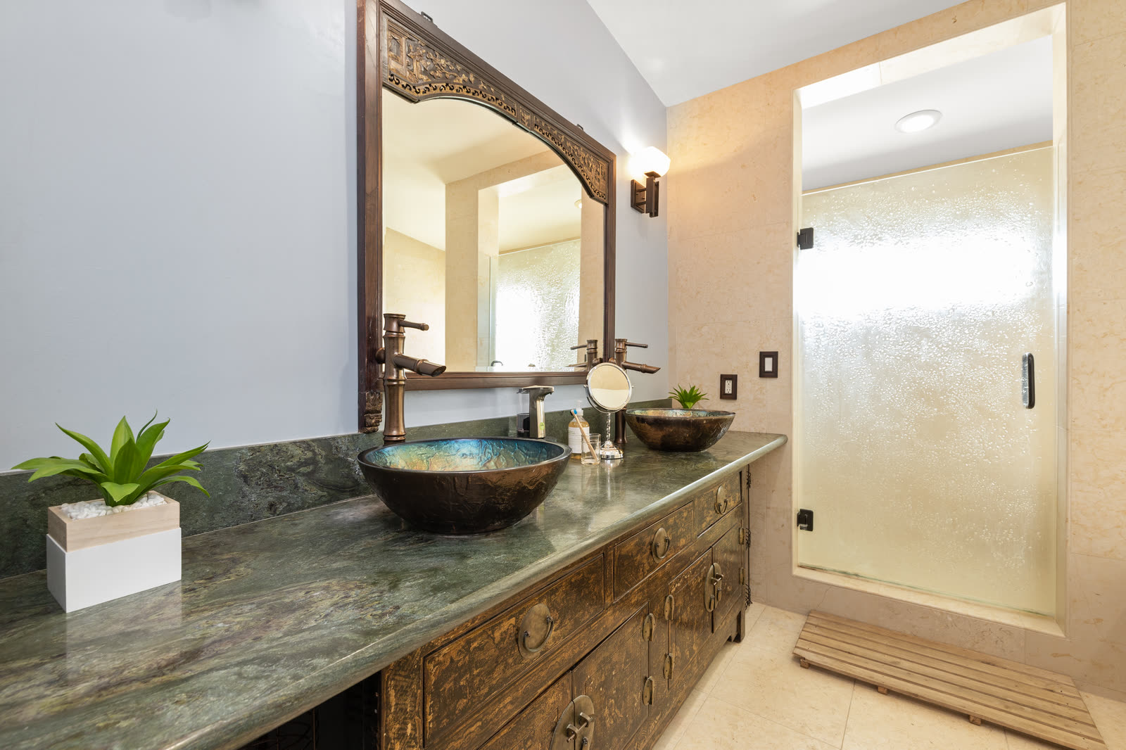 En-suite vanity